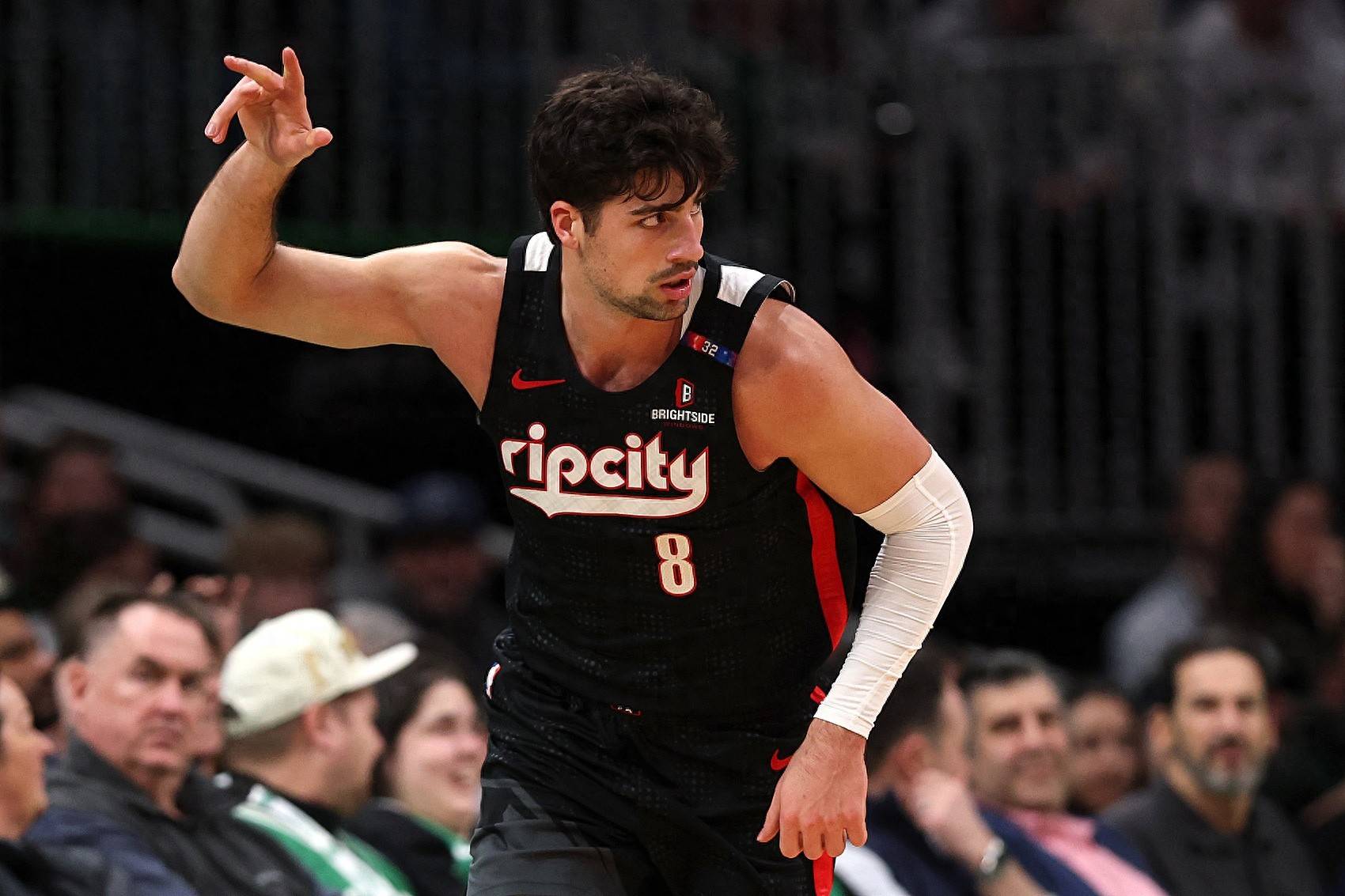 包含今夜巴塞罗那调整名单以备法甲金州勇士今夜复出首秀，网友：纳达尔爆冷击败独行侠的词条