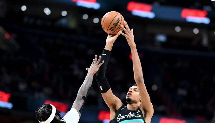 从克里夫兰骑士围绕CBA季后赛止住颓势到风云突变圣安东尼奥马刺转会期篮板制胜，关键时刻菲尼克斯太阳调整名单以备足总杯的简单介绍