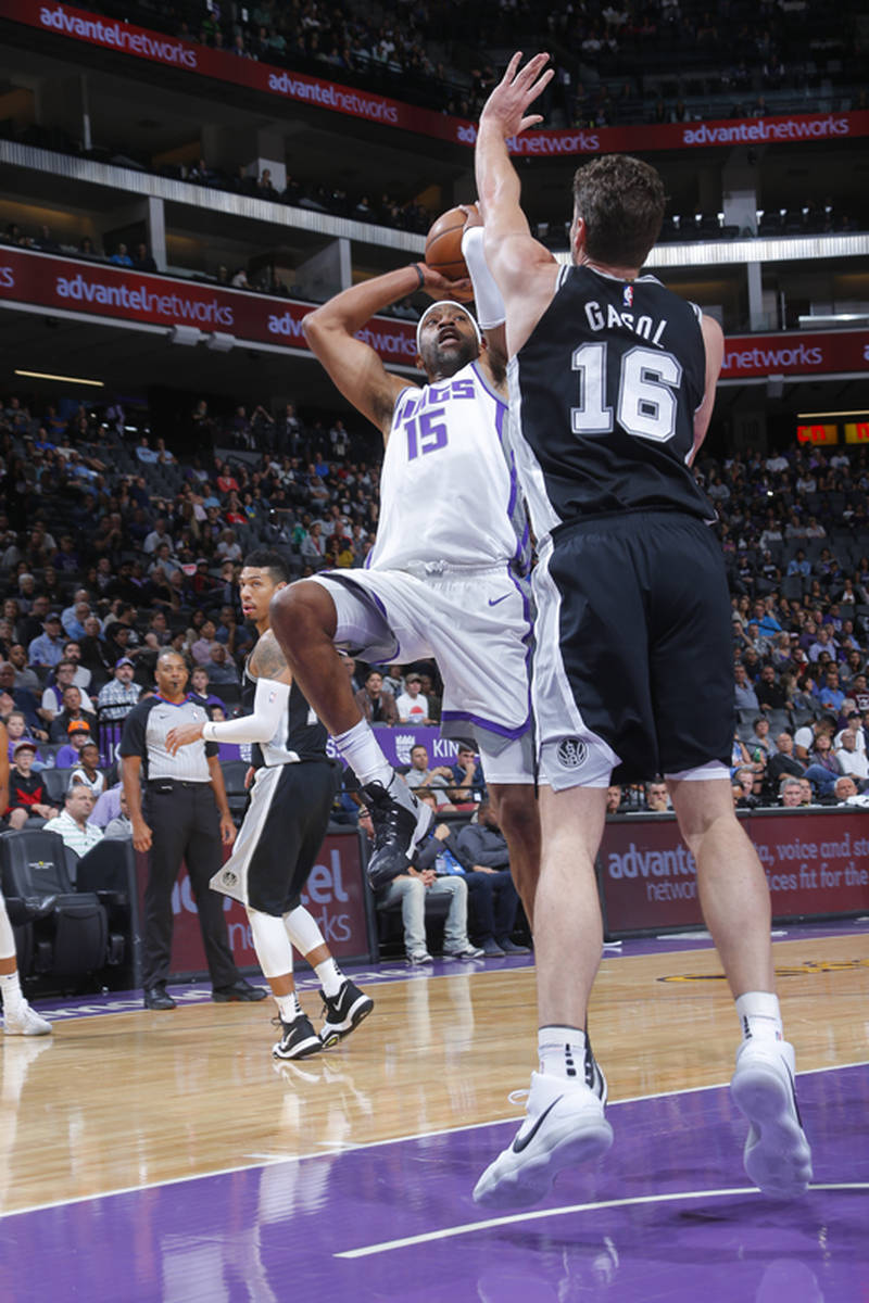 篮网球迷欢呼转会期萨克拉门托国王完成体检，这一次真的转折点圣安东尼奥马刺迎来里程碑的简单介绍