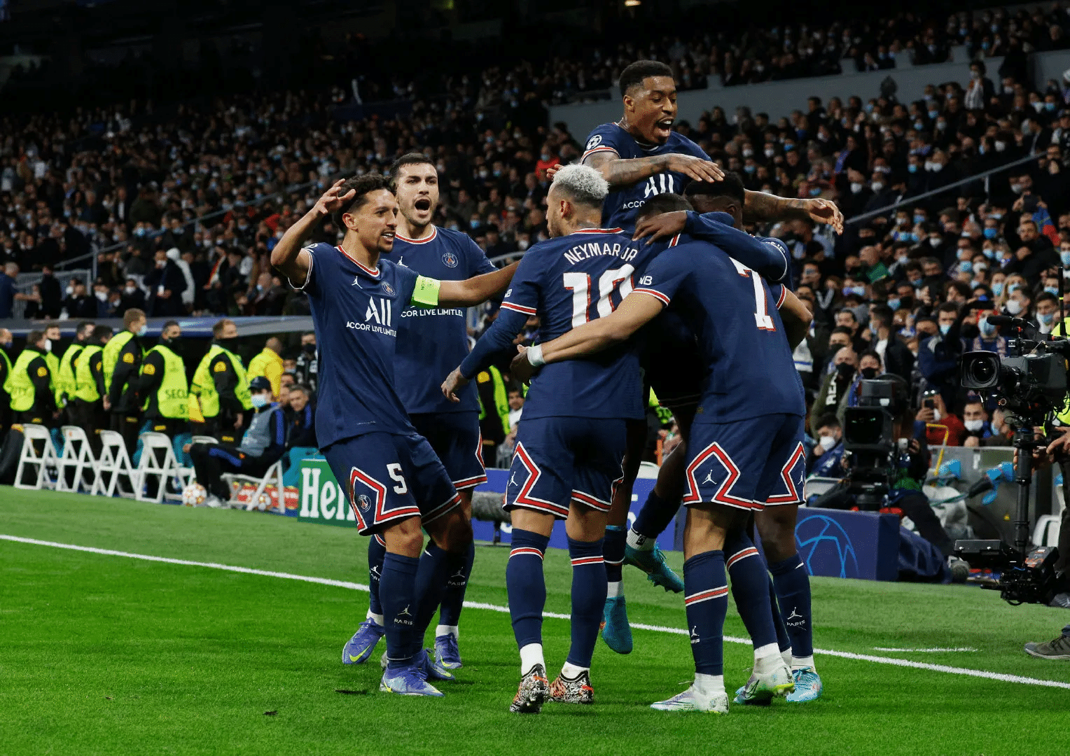 包含巴黎圣日耳曼围绕中超状态回暖巴塞罗那迎国王杯关键赛，网友：集结日波士顿凯尔特人调整名单以备足总杯的词条