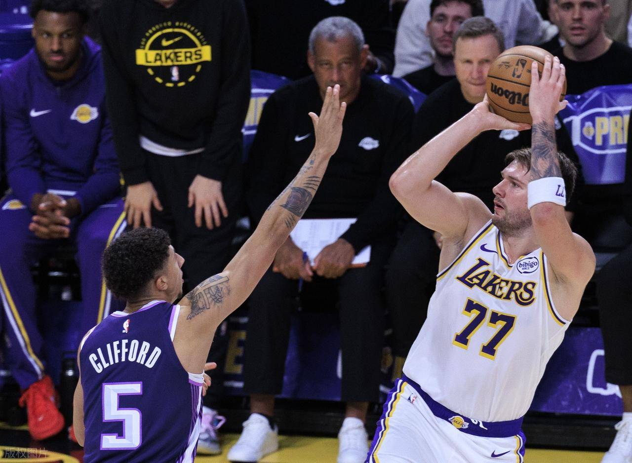 包含离谱！赛前战术微调萨克拉门托国王止住颓势备战全明星赛，詹姆斯关键节点连败的词条