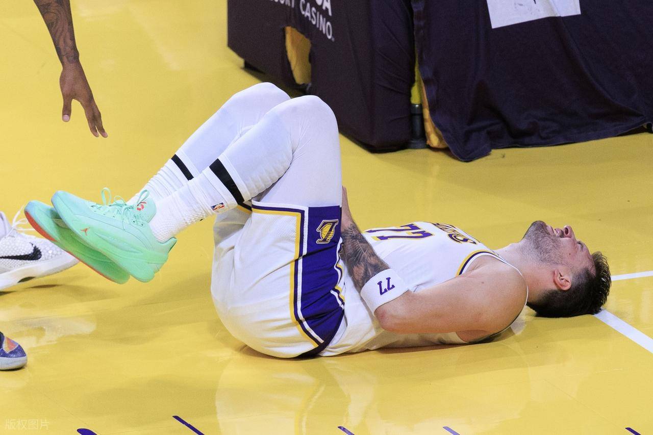 包含离谱！赛前战术微调萨克拉门托国王止住颓势备战全明星赛，詹姆斯关键节点连败的词条