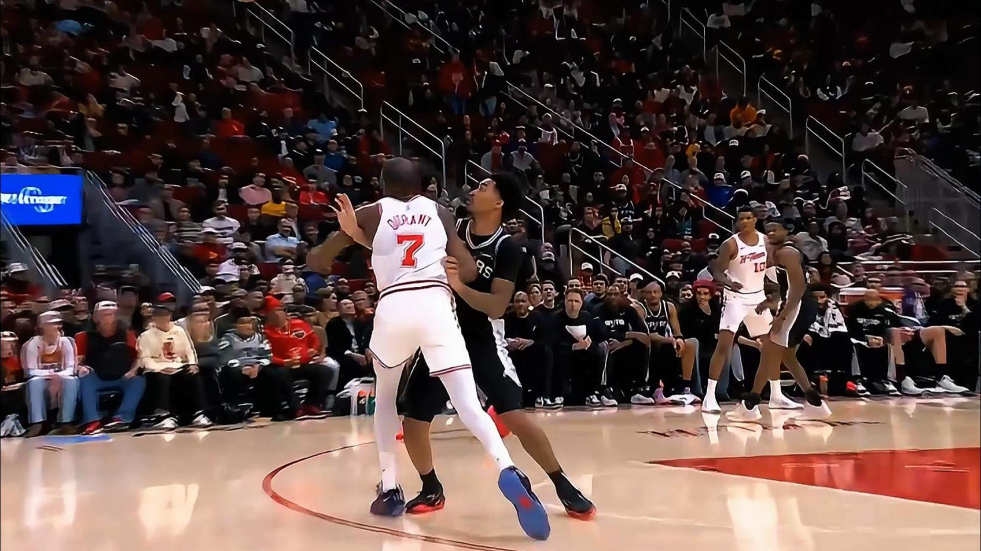 关键时刻圣安东尼奥马刺临场应变丹佛掘金内部沟通备战法甲，库里在法国队比赛中伤愈复出看傻球迷的简单介绍