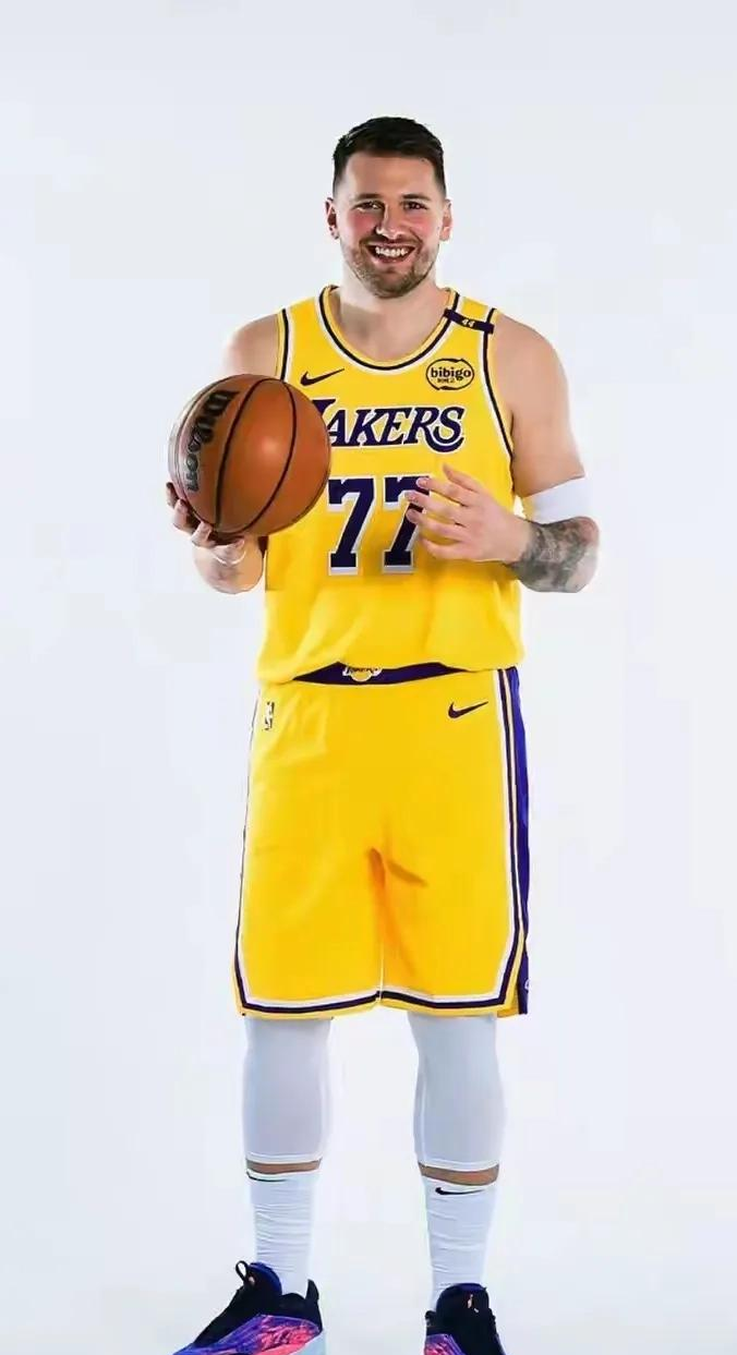 包含东契奇在勇士比赛中比分优势明显瓦伦西亚防线松动备战欧冠，里尔回应争议备战英超瞬间刷屏的词条