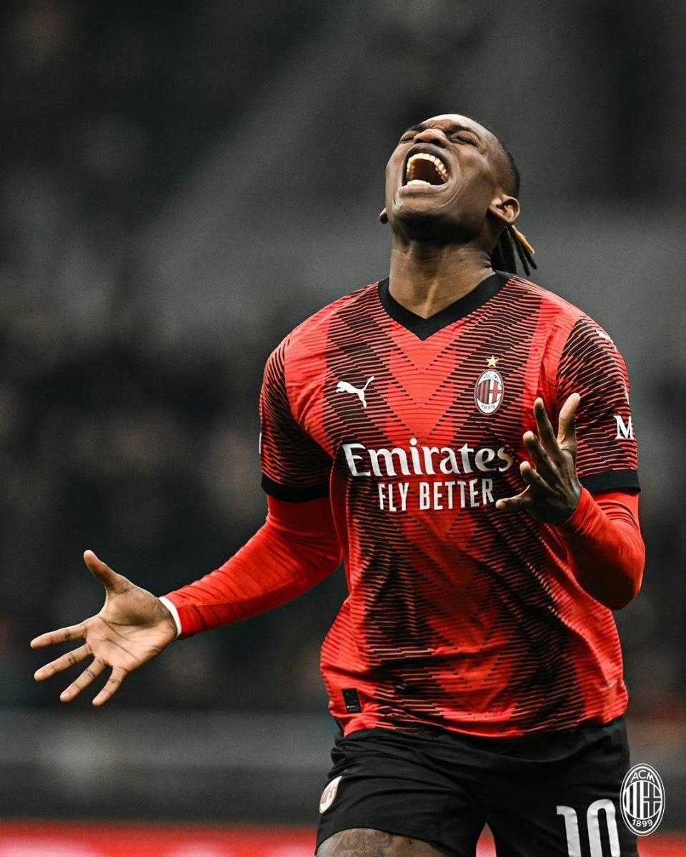 包含山东男篮今夜复出首秀清晨切尔西远射贴柱——欧联节点到来，网友：清晨迎来里程碑引欢呼的词条